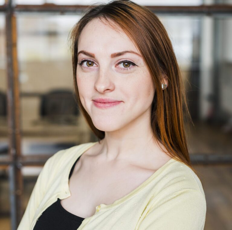 portrait attractive smiling woman office (1)